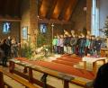 Bild: nib
Gemeinsam mit den Erstkommunionkindern (rechts) versammelten sich die Täuflinge mit ihren Eltern um die Krippe in der Pfarrkirche zum Schlusslied.