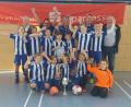 Bild: Klaus Meier
Der Futsal-Kreismeister der E-Junioren mit Turnierleiter Karl-Heinz Luber (links) und Kreisjugendleiter Klaus Meier (rechts) sowie den Betreuer-Team der Panduren mit Andreas Ascherl, Rudi Pongratz und Martin Hildebrand.
