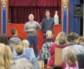 Bild: jzk
Die beiden Puppenspieler Marc Rehne (rechts) und sein Vater Otto Rehne begeistern die Kinder mit ihrem Puppentheater.
