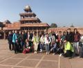 Bild: soj
Die Reisegruppe vor dem Panch Mahal, einem Palast in Fatehpur Sikri, Uttar Pradesh, Indien. Der Panch Mahal, der "Windfängerturm" bedeutet, wurde von Akbar in Auftrag gegeben. Diese Struktur steht in der Nähe des Zenana-Viertels, was die Vermutung stützt, dass er zur Unterhaltung und Entspannung genutzt wurde
