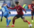 Bild: Daniel Karmann/dpa
Nur selten konnte sich Nürnbergs Matheus Pereira (rechts, hier im Duell mit dem Berliner Doppel-Torschützen Ondrej Duda) gegen seine Gegenspieler durchsetzen. Der Club unterlag am Sonntag daheim mit 1:3 und geht schweren Zeiten entgegen.
