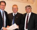Bild: exb
Karl Holmeier (rechts) und Oberbürgermeister Andreas Feller (Mitte) übergaben Bundesverkehrsminister Andreas Scheuer (links) ein gemeinsames Schreiben mit der Forderung zum zügigen Planungsbeginn für einen barrierefreien Ausbau des Bahnhofes in Schwandorf.