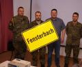 Bild: nib
Bürgermeister Christian Ziegler überreichte zum Abschied ein Ortsschild von Fensterbach. Im Bild von links Oberstabsfeldwebel Oliver Stephan , Hauptfeldwebel Paul Müller, Bürgermeister Christian Ziegler und Oberleutnant Jens Gierend, der derzeit als Kompaniechef fungiert.
