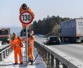 Bild: Patrick Seeger/dpa
Straßenwärter montieren an der Autobahn ein Schild mit der Begrenzung auf Tempo 130.
