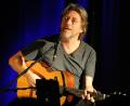 Bild: gf
Michael Fitz stammt aus einer angesehenen Künstlerfamilie, feiert vor allem als Schauspieler und „Tatort“-Ermittler Erfolge und ist auch als Liedermacher bekannt. Mit einer Handvoll Gitarren und einer männlich-sanften Stimme ausgerüstet, begeisterte er in der Stadtbibliothek mit seinem neuesten Soloprogramm „Jetz auf gestern“ das Amberger Publikum.