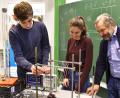 Bild: exb
Von links: Emanuel Eckl, Leonie Steinsdörfer und Professor Walter Zimmermann diskutieren über das sogenannte Kugelstoßpendel (in der Wettbewerbssprache „Newtons Cradle“).
(Bild Simeon Völkel / Bayreuth, Doktorand in der Physik)