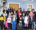 Bild: heb
Der Nachwuchs aus den Reihen der Katholischen Landvolkbewegung ist alljährlich fleißig an der Christbaumsammlung beteiligt. Heuer war es nochmal ein besonderer Ansporn, denn die eine Hälfte der Spende überreichte Vorsitzender Bernhard Bäuml (Dritter von rechts) an ihren Freund Hannes Schmid (vorne mit Spendenbox). Die andere Hälfte nahm Vorsitzende Inge Pannrucker (dahinterstehend mit Spendenbox) für den örtlichen Kinderschutzbund in Empfang. (Von rechts) Verena Schmid, Ina Schmid, Martin Schmid und Zwillingsschwester Emma Schmid mit dem helfenden Vereinsnachwuchs und der Vorstandschaft des Vereins.