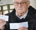 Bild: Gabi Schönberger
Seniorenbeauftragter Alfons Heidingsfelder mit der Notfallkarte, die ab sofort erhältlich ist.