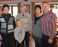 Bild: eya
Stellvertretender Bürgermeister Kurt Koppmann (links) gratulierte der Maria Wiltschka (Dritte von links) zum Geburtstag, den sie im Familienkreis feierte.