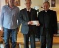 Bild: flt
Pfarrgemeinderatssprecher Siegfried Thoma (links) und Pfarrer Thomas Thiermann (rechts) bedankten sich rechtherzlich bei Pater Stadermann für die tatkräftige Unterstützung bei den Gottesdiensten in der Pfarreiengemeinschaft Beidl-Plößberg.