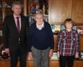 Bild: lk
Bürgermeister Lothar Müller gratuliert Ernst Freundl zum 90.Geburtstag. Mit im Bild Tochter Gabi.