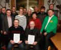 Bild: njn
Der neugewählte Vorstand des Imkervereins mit Vorsitzendem Klaus Schmidt (rechts) und der neuen zweiten Vorsitzenden Carmen Kreuzer (Fünfte von rechts). Mit auf dem Bild zweiter Bürgermeister Johannes Reger (links), zweiter Bürgermeister Hans Schön (Vierter von rechts) sowie die beiden geehrten langjährigen Mitglieder (vorne sitzend von links) Josef Zimmerer und Wolfgang Walter.