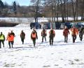 Bild: bey
Nahe der Kreisstraße nach Miesbrunn ziehen die Jäger noch in der Kette los, um sich später am Waldrand nahe der Ausgänge der Fuchsbauten zu positionieren. Mit dabei ist Hündin "Sora", die helfen soll, Meister Reineke aus seinem Bau zu treiben.