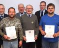 Bild: bkr
Kreisvorsitzender Thomas Semba, dritter Bürgermeister Eberhard Besold und Vorsitzender Martin Schmid (hinten von links) würdigen Thomas Krenzer, Manfred Fischer und Andreas Gärtner (vorne von links) für ihre Treue und ihren Einsatz.
