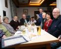 Bild: roh
Die rührige Vorstandsmannschaft der Seniorenvereinigung freut sich auf die anstehenden Aufgaben und Termine. Vorsitzender Erwin Bächer (stehend) präsentiert das Jahresprogramm 2019. Mit im Bild (vorne von links) Schriftführerin Erika Stock, Kassier Theo Höfer, Bürgermeister Gottfried Härtl , Josef und Hedwig Wendl, Ruhestandspriester Siegfried Wölfel sowie Peter Steinhauser.