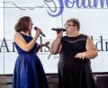 Bild: pml
Stefanie Gröger (links) und Bettina Mildner begeistern als Duo "Soulmate" beim Benefizkonzert im Innovision-Center.