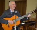 Bild: jr
Mit Gesang und Gitarre überzeugte Pfarrer Josef Triebenbacher. Der gebürtige Kondrauer hielt im Josefsheim einen leidenschaftlichen Vortrag mit vielen Liedern zum Mitsingen.