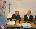 Bild: ü
70 Jahre alt und mindestens 50 Jahre in der Bienenzucht aktiv: Zu Ehrenmitgliedern werden zwei verdiente Mitglieder des Imkervereins ernannt. Kreis- und Ortsvorsitzender Reinhold Ziegler (von links) überreicht Erhard Stümpfl und Richard Fraunholz in der Jahreshauptversammlung die Ehrenurkunden.
