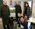 Bild: Hirsch
Der Vorsitzendes der BJV-Kreisgruppe, Hans Vornlocher (links), und der Ehrenvorsitzende des Jägervereins St. Huberus, Herbert Krauthann (Zweiter von rechts) besuchten die Kreuzbergschule und überreichten die Jagdkalender an die Schüler, Rektorin Maria Karg-Pirzer (rechts) und Lehrer Dr. Armin Gugan.