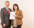 Bild: exb/Seyfarth
Ministerialdirektor Hubert Bittlmayer überreichte Bürgermeisterin Birgit Höcherl den Förderbescheid.