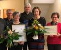 Bild: mez
Der Dank von Pfarrer Markus Bruckner (links) und der Sprecherin des Pfarrgemeinderates, Marita Doleschal (rechts), für jahrelangen Einsatz in der Pfarrgemeinde gilt Maria Frauenholz und Regine Schreyer (vorne von links), aber auch den Lektoren Gerhard Kainz und Alfred Popp.