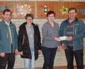 Bild: grm
Mit 1400 Euro überraschen Ludwig Arnold aus Hessenreuth (rechts) und der Betriebsleiter der Bayerischen Staatsforsten, Rudi Zwicknagl aus Schnaittenbach (links) sowie die Vorsitzende des OGV-Hessenreuth, Manuela Schmiegel (Zweite von links), HPZ-Schulleiterin Petra Rothmund.