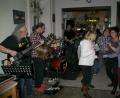 Bild: fpoz
Begeisterte Besucher tanzen zur Musik der Band "Timeless".