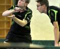 Bild: zg
Volker Hofmann (links beim Aufschlag) vom TuS Schnaittenbach III gewann zusammen mit dem jungen Felix Hiemer (rechts) das Doppel gegen Helmut Zintl/Horst Hartl vom TTC Luitpoldhütte Amberg knapp mit 3:2.