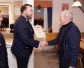 Bild: bkr
Albert Wolf (rechts) gehört zu den ersten Trägern eines Leistungsabzeichens der Feuerwehr im Altlandkreis Kemnath. Kommandant Gerhard Popp und der neue Vorsitzende Adrian Scheitler (von links) erinnern bei der Ehrung daran.