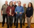 Bild: sus
Kurt F. Stangl und Hubert Sorgenfrei erhielten aus den Händen von Vorsitzender Susanne Kimmerl (vorne, von links) die Siegerpokale der Fotofreunde. Eberhard Boger, Clemens Hösamer und Willi Krieger (hinten, von links) landeten auf den Plätzen.