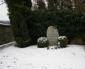 Bild: roh
Um diese Gedenkanlage, im Winter noch schmuckloser als im Sommer, am Eingang des Friedhofs sorgen sich die Soldaten- und Reservisten, weil Fahrzeuge beim Parken nicht genug Abstand halten.