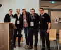 Bild: exb
Claas Krüger (Mitte), Vorstandsvorsitzender der Stiftung Round Table Deutschland, übergibt bei einem Treffen die Urkunde an die Amberg-Sulzbacher Gruppe mit (von links) Philipp Koch, Daniel Abraham, Claas Krüger, Philipp Vieracker und Dominik Lenz. 3000 Euro gibt es für den Bau eines Spielplatzes in Sulzbach-Rosenberg.