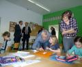 Bild: Portner
Vertreter von Eltern und Politik beobachteten den Unterricht in der Kombiklasse 1/2b. Während Stadtrat Josef Herdegen bei der Aufgabe half, diskutierten MdL Alexander Flierl (hinten von links), Schulrat Jürgen Bomertl und der Elternbeiratsvorsitzende Alexander Ried das flexible Schulsystem.