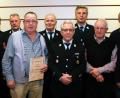 Bild: gf
Ehrungen für langjährige Mitgliedschaft und 40 Jahre aktive Dienstzeit stehen bei der Karmensöldener Feuerwehr auf der Tagesordnung (von links): Raimund Roth, Oberbürgermeister Michael Cerny, Karl Diepold, stellvertretender Kommandant Stefan Hanauer, Stadtbrandrat Bernhard Strobl, Karl Bauchinger, Alfons Erras, Walter Graml, Manfred Rath, Alois Auer, Gerhard Bernklau und Kommandant Herbert Rath.