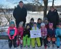Bild: jr
Die Kinder spielten gerade im Schnee, als CSU-Ortsvorsitzender und zweiter Bürgermeister Josef Hollmann den Erlös der diesjährigen Christbaumabholaktion an Kinderhausleiterin Michaela Kopp überreichte. Mit der 380-Euro-Spende soll der Garten des Kinderhauses auf Vordermann gebracht.