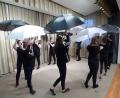 Bild: mng
Die Schülerinnen der fünften bis neunten Jahrgangsstufe führten fetzige Tänze unter dem Motto "Regen und Engel" vor. Die Show, bei der das Requisit Regenschirm im MIttelpunkt stand, hatte Eva-Maria Ficker mit ihnen einstudiert.