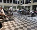 Bild: mde
Zwölf Spenderliegen stehen im Atrium der Kemnather Mittelschule. Mitarbeiter des Blutspendedienstes zapfen den Spendern jeweils einen halben Liter Blut ab.