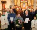 Bild: do
Nach 36 Jahren als Kirchenpfleger wird Hans Bayerl (vorne, Mitte) von Pfarrer Adrian Kugler (Zweiter von rechts) verabschiedet. Zugleich legt Bayerls Ehefrau Christine (mit Blumen) nach langjähriger Tätigkeit die Rechnungsführung der Kirchenverwaltung nieder. Als Mesnerin bleibt sie aber der Pfarrei erhalten. Dank gilt auch Werner Groher (Dritter von links), der dem Gremium ebenfalls nicht mehr angehört. Gleichzeitig begrüßt Kugler die neuen Mitglieder der Kirchenverwaltung, darunter Erich Biersack, Magdalena Lautner und der neue Kirchenpfleger Robert Biersack (hinten, von rechts), sowie Gertraud Hofmann und Eduard Stopfer als Vertreter des Pfarrgemeinderats.
