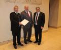 Bild: exb/Büro Holmeier
Bundestagsabgeordneter Karl Holmeier (rechts) und Oberbürgermeister Andreas
Feller (links) übergaben ein Schreiben an Bundeswirtschaftsminister Peter Altmaier, um ihre Forderung für die Erdverkabelung des „Ostbayernrings“ im Raum Schwandorf zu bekräftigen