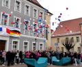 Bild: Stephan Huber
99 Luftballons steigen in den Himmel. Als Zeichen der Freundschaft mit Frankreich.