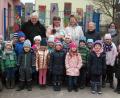 Bild: sön
Gerlinde Hafenbradl und Rita Brem-Wittmann von der Ensdorfer Siedlergemeinschaft überreichten 300 Euro an Kindergartenleiterin Doris Bruckner. Pfarrer Gottfried Schubach (hinten) freuten sich gemeinsam mit den Kindern und den Kinderpflegerinnen Heidi Rauscher-Berndt (hinten rechts) und Bianca Hammer (kniend links) darüber.