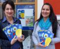 Bild: Völkl
Geschäftsführerin Martina Grim (rechts) und ihre Stellvertreterin Tanja Ficht stellen das neue VHS-Programm vor.