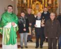 Bild: mmj
Pfarrer Wolfgang Dietz beim Sonntag-Gottesdienst mit den ausscheidenden Kirchenverwaltungsmitgliedern Wilfried Paa und Hans Wirnshofer (Dritter und Vierter von links). Dem künftigen Gremium gehören Eva Prögler, sowie Sebastian Betz und Linus Scharl (von rechts) an. Kirchenrechner ist Fritz Bock jun. (Dritter von rechts). Nicht im Bild Harald Saßl (ausgeschieden) und Manfred Dirscherl (neu).