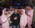 Bild: mmj
Feuerwehr-Vorsitzender Sandro Schwarz (Mitte) ließ sich gerne von diesen kostümierten Besuchern in die Bar einladen.