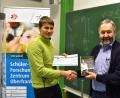 Bild: exb
Mit einer Ehrenurkunde und einem autobiographischen Buch von Nobelpreisträger Richard P. Feyman würdigt Professor Walter Zimmermann (rechts) das Abschneiden von Lorenz Märker vom Gymnasium Eschenbach beim Regionalentscheid der Jungphysiker.