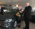 Bild: Hirsch
Hildegard Maderer (Zweite von rechts) holt ihren neuen VW Golf, den sie bei der Weihnachtsverlosung des BRK gewonnen hatte, ab. Dazu gratulieren auch (von links) der Filialleiter des Autohauses Maschek, Christian Dull, BRK-Organisatorin Alexandra Maschek und Globus-Geschäftsführer Reiner Debernitz.