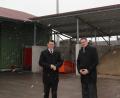 Bild: exb
Landrat Thomas Ebeling (links) und Bürgermeister Hans Prechtl verschafften sich am Bauhof in Stulln einen Eindruck vom neuen Sirenenmast.
