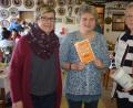 Bild: jr
Autorin Christa Vogl (Mitte) trug beim Frauenfrühstück lustige Geschichten aus ihrem Buch „Zwei Pfund Sonne bitte“ vor. Mit im Bild: Gastgeberin Isgard Forschepiepe (links) und SPD-Kreisrätin Hannelore Bienlein-Holl.