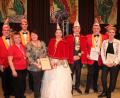 Bild: kro
Verdiente Karnevalisten werden beim Galaabend der Faschingsgilde Marktredwitz-Dörflas geehrt. Unser Bild zeigt von links Benjamin Schenk, Mona Meyer, Lukas Neubauer, Silvia Baumann, das Rawetzer Prinzenpaar, Martin Gramsch, Nina Luber und Günther Fennerl.