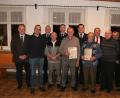 Bild: wfw
Für langjährige Mitgliedschaft im Feuerwehrverein erhielten Urkunden Martin Jack (vorne von links) und Hans Geiger (25 Jahre), Georg Auer und Josef Schorner (70 Jahre) sowie Willi Meier (25 Jahre). Es gratulierten Landrat Richard Reisinger, Bürgermeister Sepp Reindl sowie die Vorsitzenden und Kommandanten.
